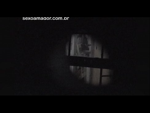 ❤️ ブロンドが空洞のレンガの後ろに隠れた近所の盗撮犯に密かにビデオ撮影される ❤️ 美女ポルノ ❌️❤