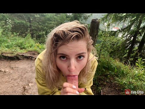 ❤️ 公開フェラチオの後、ザーメンを飲み込む少女 - エヴァ・エルフィ ❤️ 美女ポルノ ❌️❤